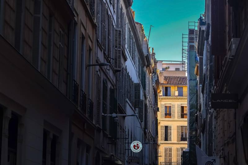 ¿Problemas legales por drogas en Marsella, Francia? Conozca las penas y cómo puede defenderse eficazmente