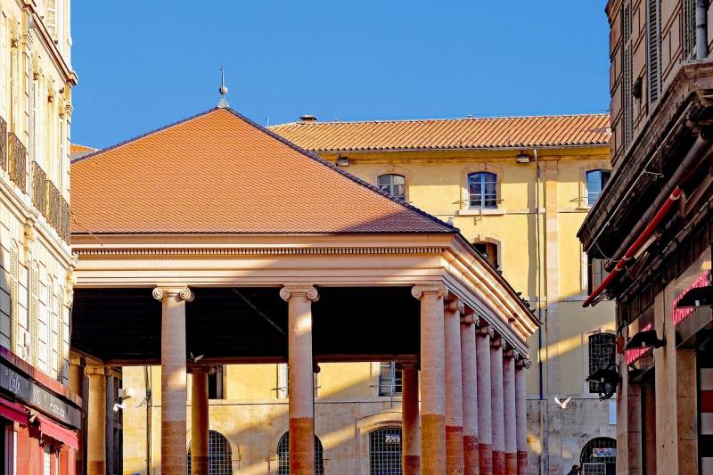 Detenido por una infracción aduanera en Marsella: qué hacer y cómo evitar una condena penal